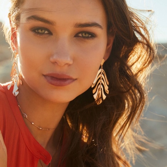 KENDRA SCOTT • Rose Gold Luca Statement Earrings - Picture 2 of 4